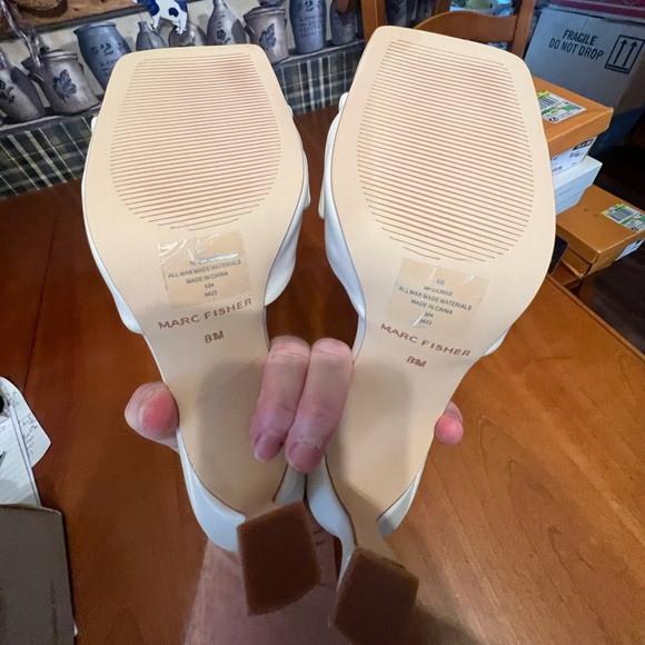 Women’s size 8M Marc Fisher Demar ivory  box is damaged will ship in generic box - Picture 4 of 4